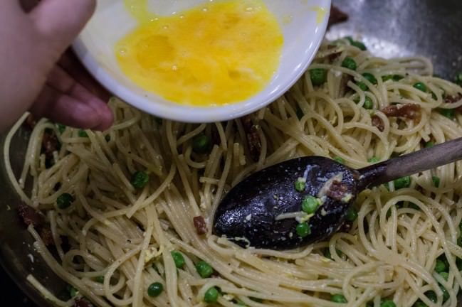 add raw egg to pasta