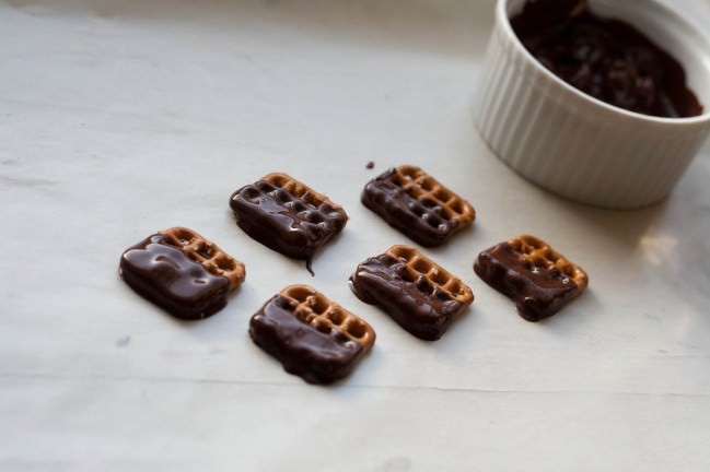 dipping chocolate pretzels