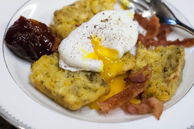 poached eggs with cornbread muffins