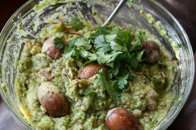 guacamole with avocado pits to prevent browning