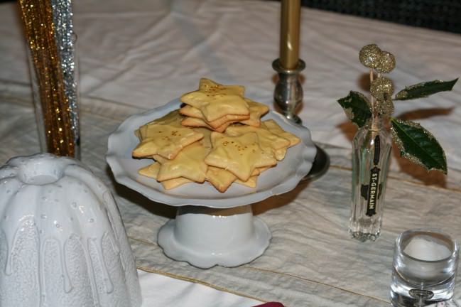 NYE decor star cookies on a pedastal