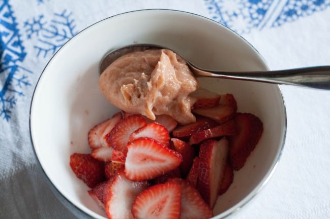 Fresh Strawberry Pie with Rhubarb Curd add curd to sliced berries