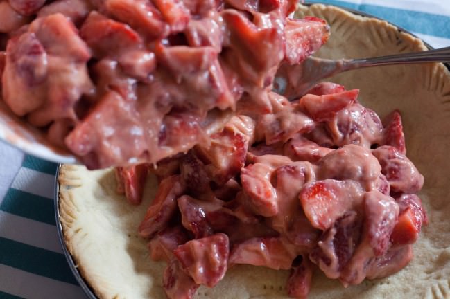 Fresh Strawberry Pie with Rhubarb Curd filling crust