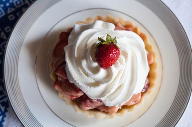 Fresh Strawberry Pie with Rhubarb Curd with cream